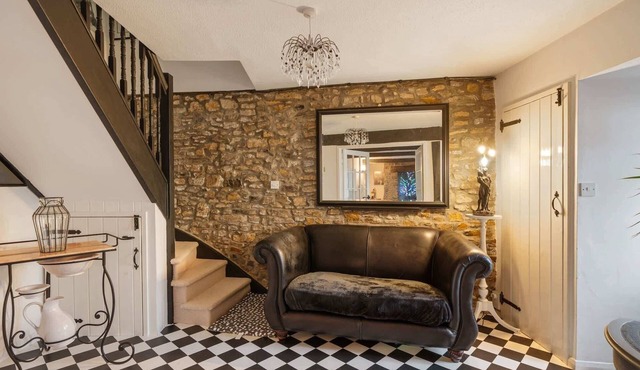 17th Century Cottage & Scandi Cabin, Drive Parking