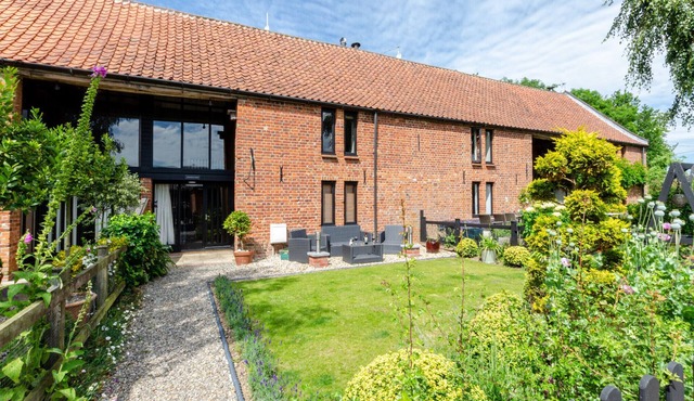 1880's Barn Conversion - Sleeps 4 & Pet Friendly