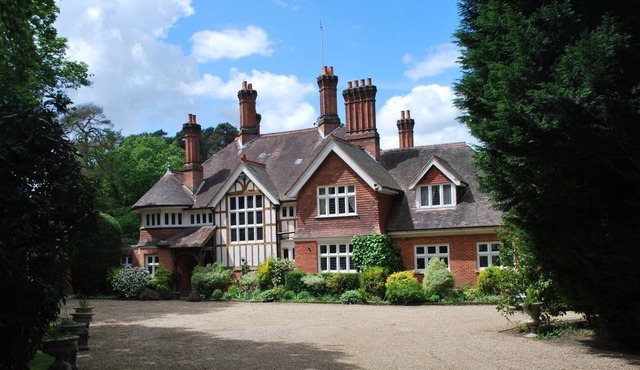 1886 Victorian Mansion set in amazing gardens with Lake