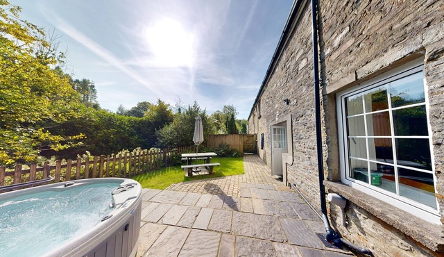 19th century stable with four poster, river views and free WiFi