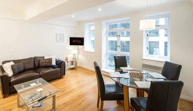 1BD Modern City Oasis: Near London Attractions