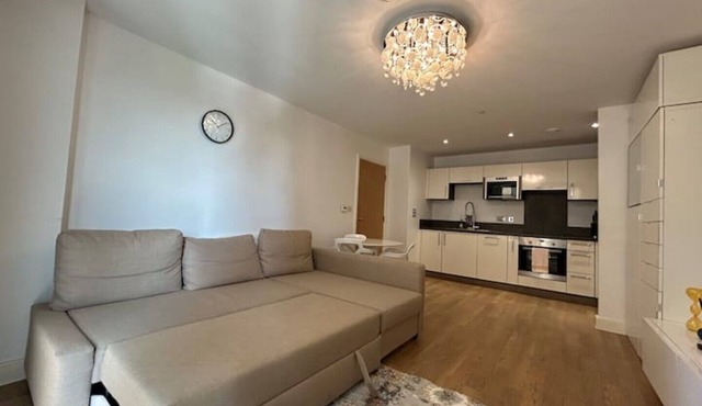 1Bed Apt; Sleeps 4, Central to Shops & Transport