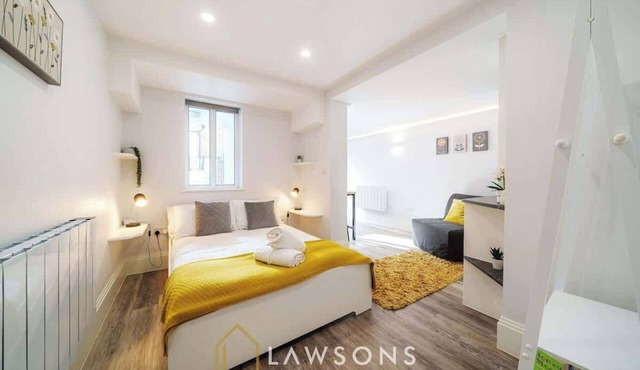 1BR Apartment | Walk to Shops & Castle