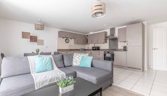 2 BDR Apartment in Slough| Parking - By Tempstay