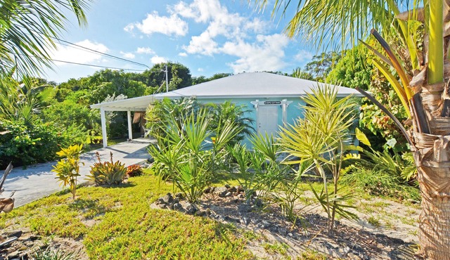 2 bed/2 bath Cottage - 1 minute walk to the Beach - Quiet Neighborhood - Kayak