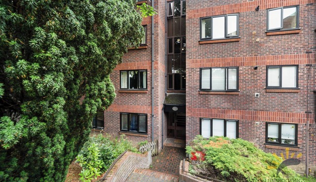 2-Bed 2-Bath Garden View Flat Walk to Bromley Station & High Street WiFi Parking