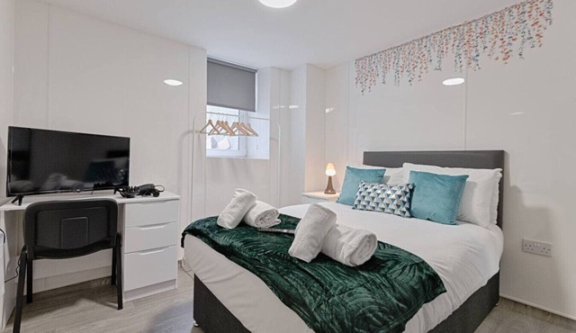 2 Bed 2 En-Suites Kitchen Contractor Base