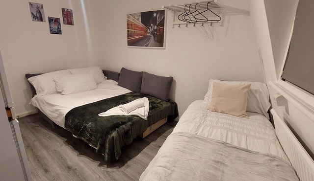 2-Bed Apartment Sleeps 7 with Wi-Fi