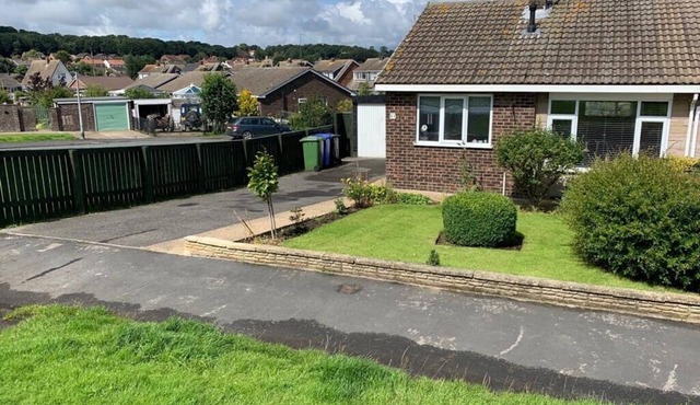 2 Bed Bungalow - Sleeps 4 - Pets - Parking - Wifi