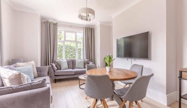 2 Bed Close to Windsor Castle, Ascot Races - By Tempstay
