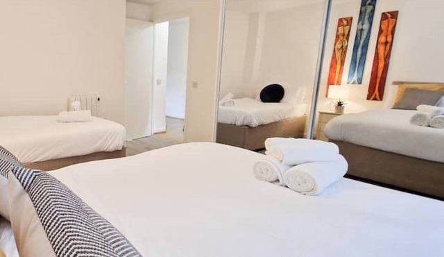 2-bed Flat, free parking, near Tube and Excel