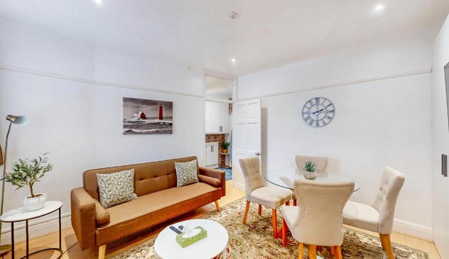 2 Bed Flat Parking Near Heathrow WiFi