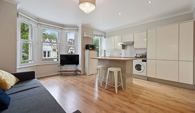 2 Bed flat-Quiet location & close to Elizabeth line to Central London- 6 Guests