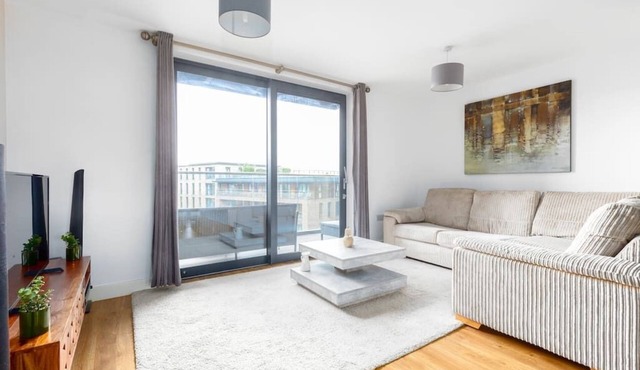 2 Bed Flat with Balcony in Canada Water