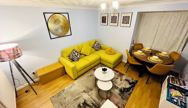 2‑Bed Luxe Retreat near Leagrave Stn, L&D Hosp, LTN Airport & Whipsnade Zoo.