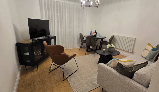 2 Bed Stylish Interiors, 25min to Central London