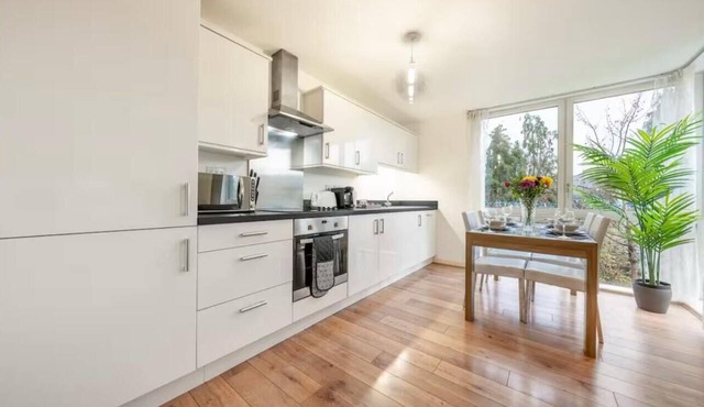 2 Bedroom 2 Bathroom Bright Modern Apartment Free Parking & Free Gym Access WiFi