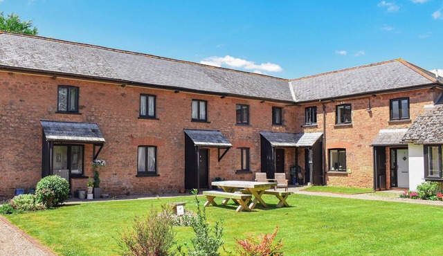 2 bedroom accommodation in Colaton Raleigh, near Sidmouth