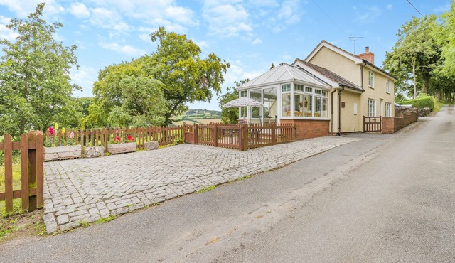 2 bedroom accommodation in Kingswood, near Kington