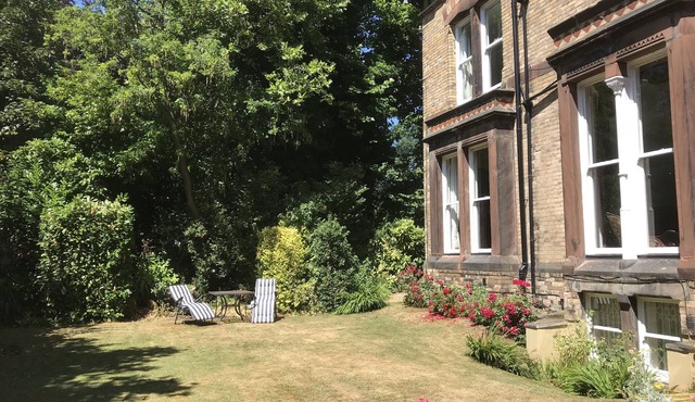 2 bedroom apartment with garden close to Lark Lane and city centre