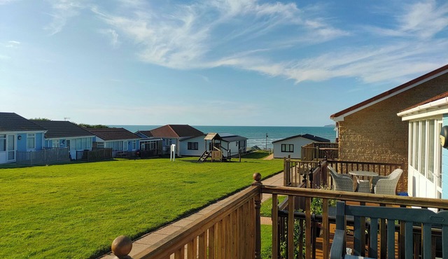 2 Bedroom beach cottage with Sea Views. 2 minutes to Westward Ho! Promenade.