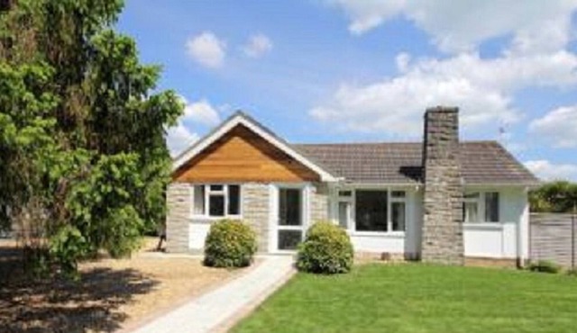 2 bedroom bungalow close to the sea
