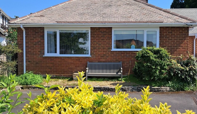 2 bedroom chalet bungalow, short drive to The New Forest and Bournemouth beaches