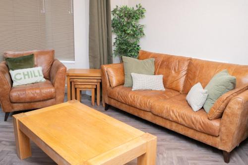 2 Bedroom Contractor House - Sleeps 4 - Free Parking ST6