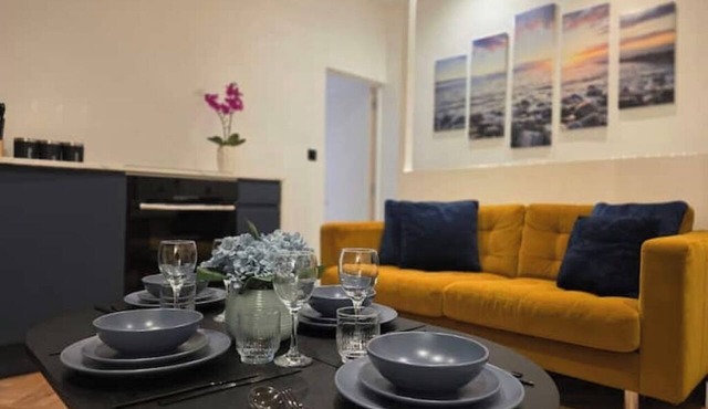 2 Bedroom Deluxe Apt near LFC Stadium - Sleeps 4