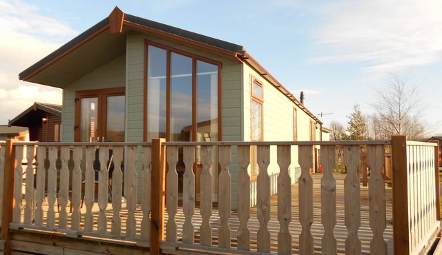 2 Bedroom family Sherwood lodge with leisure facilities, pets considered.