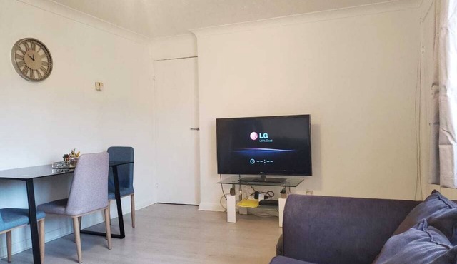 2 bedroom flat close to Heathrow, Train station & Local Amenities