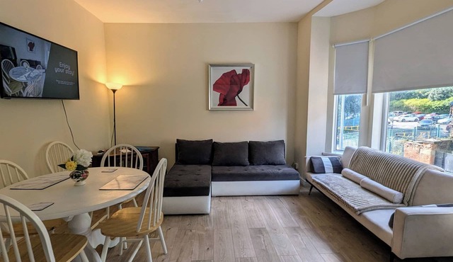 2 Bedroom flat in Manchester. Close to city centre and Heaton Park.