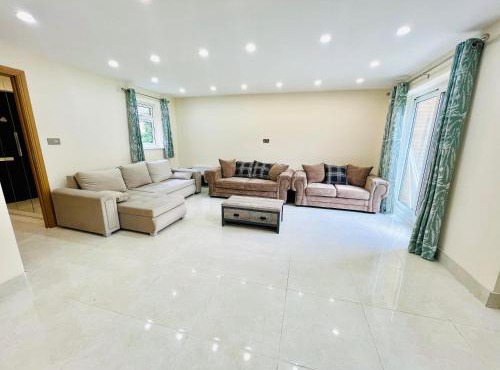 2 Bedroom Flat or Appartment near Heathrow with Garden