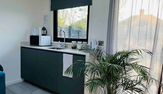2-Bedroom Garden Studio in Cambridge City Centre with Parking