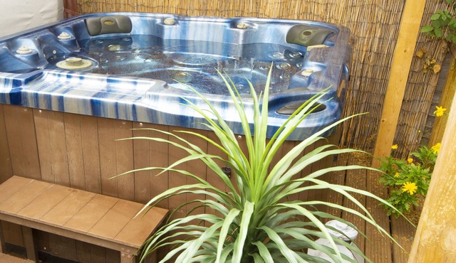 2 bedroom holiday home with hot tub
