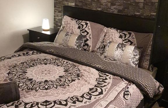 2 bedroom house, Tunstall, Stoke-on-Trent.