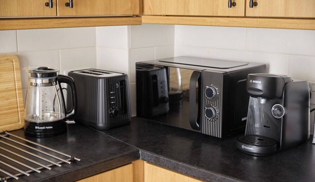 2 Bedroom London Home Sleeps 4 | Parking, Garden & Fast Links to Central London