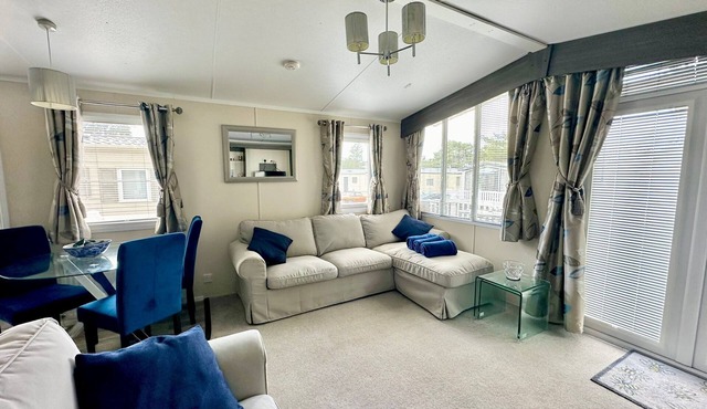 2 Bedroom Luxury Caravan on Family Park and short drive to Bournemouth Beach