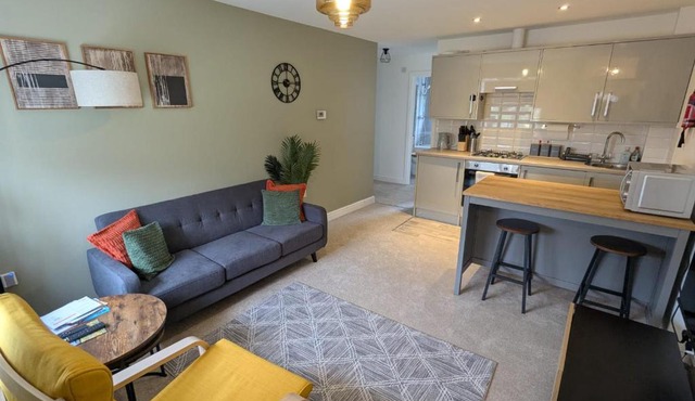 2 Bedroom Ruskin Apartment, Free Parking, Ideal for Professionals, Contractors or relocators