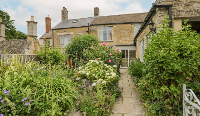 2 CHURCH STREET, pet friendly, with open fire in Chipping Norton