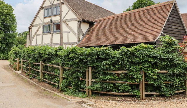2 GREAT TANGLEY BARNS, pet friendly, with open fire in Wonersh