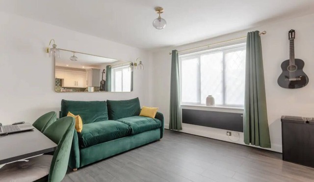 2 King Bed Modern Refurb Flat - 10 mins 2 London Bridge - Sleeps 6 Guests