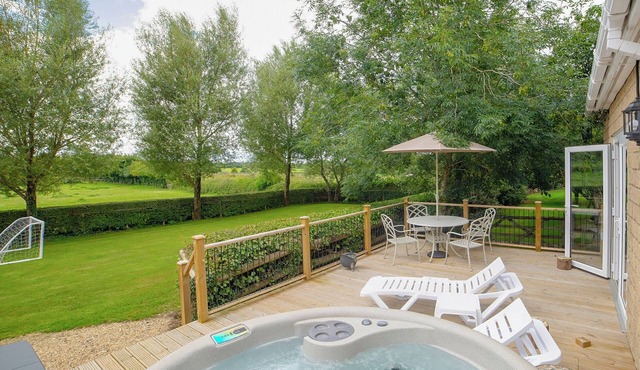 2 Luckington Stables-W8322