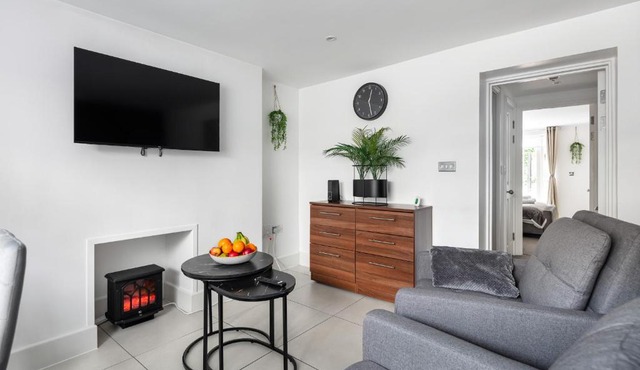 2 Minutes from Kings Cross 1 Bedroom Apartment with Private Patio