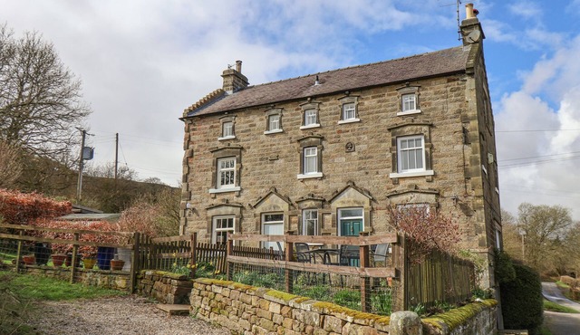 2 PRIMROSE VILLAS, pet friendly, with open fire in Rosedale Abbey