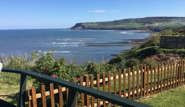 2 THE CLOSE, pet friendly, with a garden in Robin Hood’s Bay
