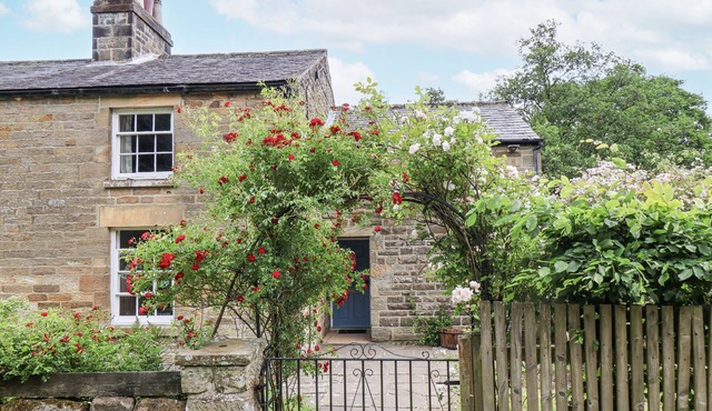 2 WHINSTONE COTTAGE, pet friendly, with open fire in Grosmont