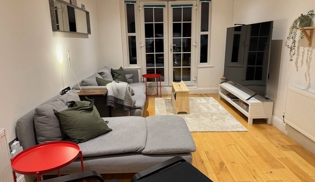 20 minutes to Central London! Family-size gated apartment with en-suite bathroom