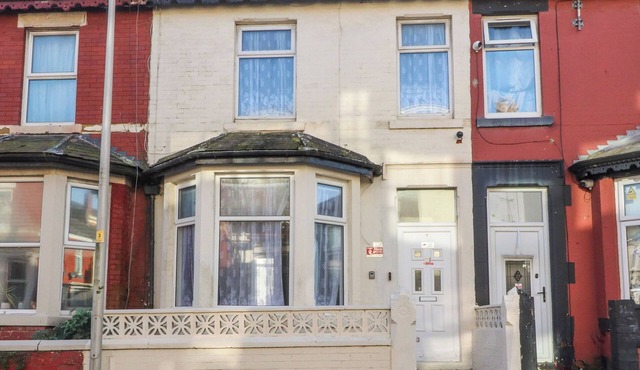 21 EAVES STREET, country holiday cottage, with a garden in Blackpool