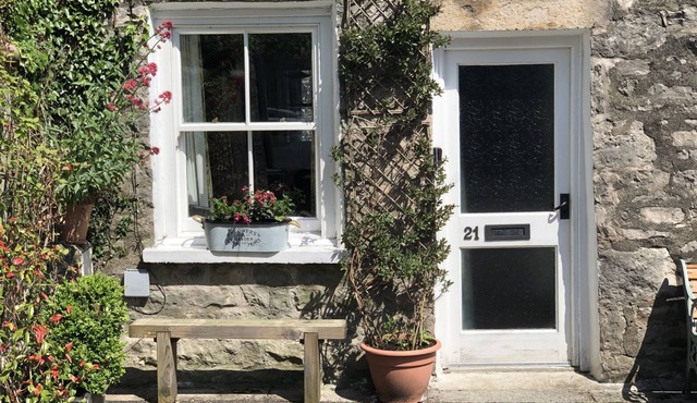 21 ENTRY LANE, pet friendly, character holiday cottage in Kendal